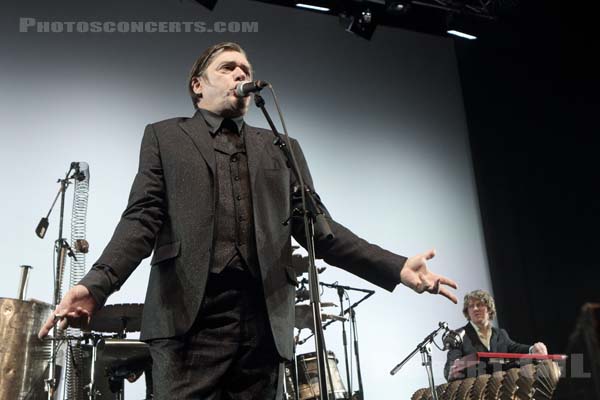 EINSTURZENDE NEUBAUTEN - 2017-05-28 - PARIS - Nef Nord - Grande Halle - Christian Emmerich [Blixa Bargeld]